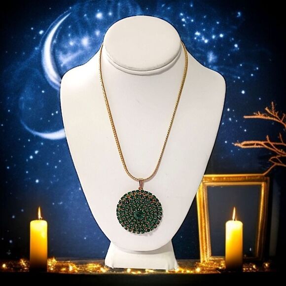 Green Rhinestone Encrusted Necklace Disc Pendant Circle Emerald Gold Tone Vtg - Picture 6 of 16